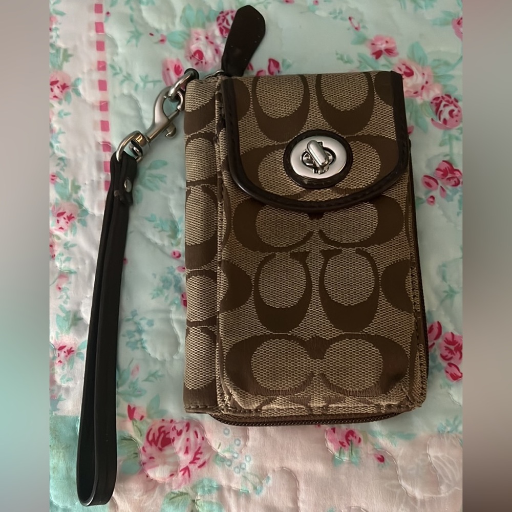 Coach Turn-lock Signature Canvas Wristlet/Phone Wallet EUC - Picture 11 of 14